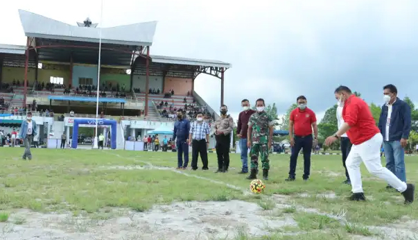Bupati Dairi Eddy Keleng Ate Berutu menendang bola pertanda resmi dibuka pertandingan turnamen Geopark Kaldera Toba Cup 2022 di Stadion Panji Bako Sitinjo Dairi, Sidikalang.