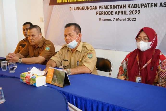 Kepala BKD Kabupaten Asahan saat memberikan keterangan kepada wartawan. (Istimewa)