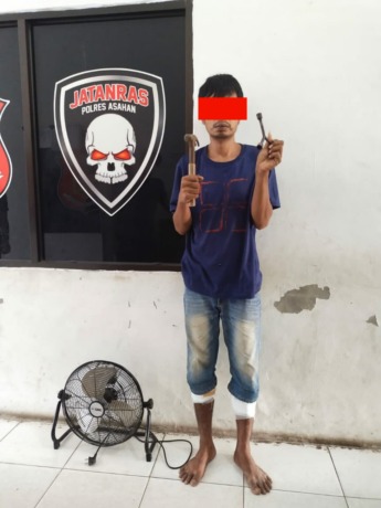 Foto: Tersangka spesialis rumah kosong diamankan.