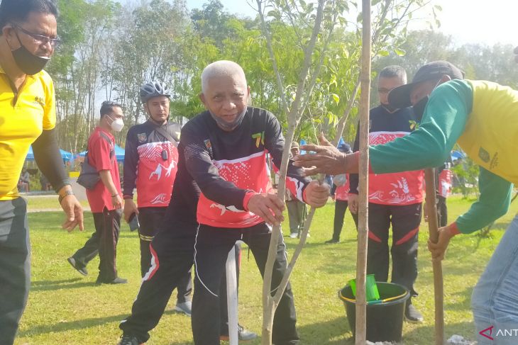 Foto: Bupati Asahan H Surya saat melakukan penanaman secara simbolis di hutan kota Kisaran.