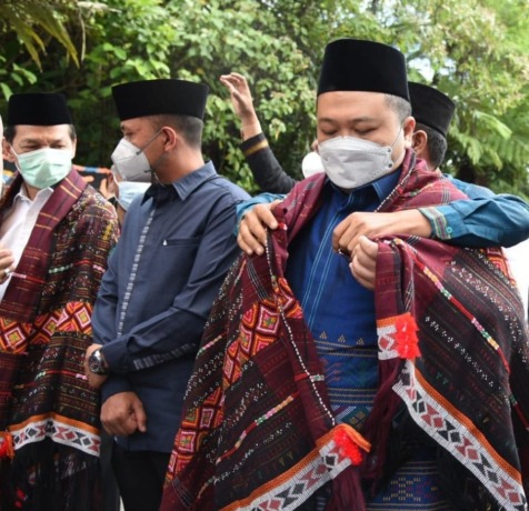 Bupati Tapanuli Selatan H Dolly Pasaribu saat diulosi panitia peresmian mesjid Jami
