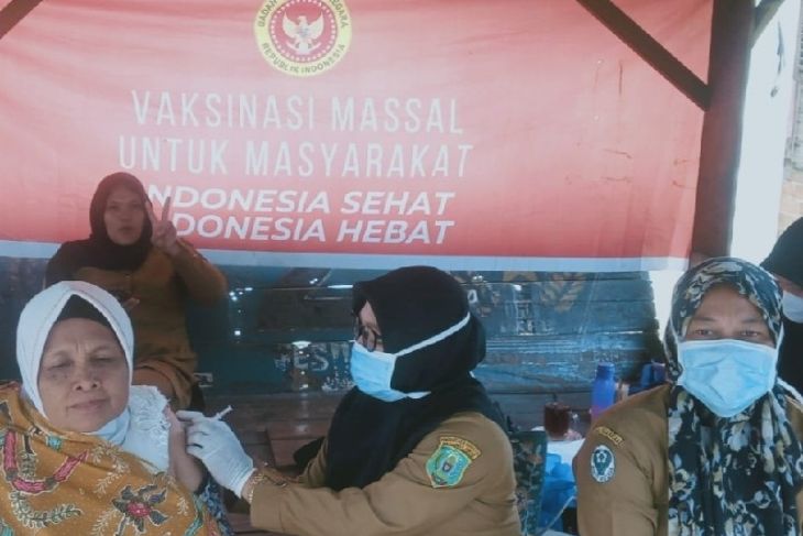Vaksinasi massal oleh Dinkes di Palas.