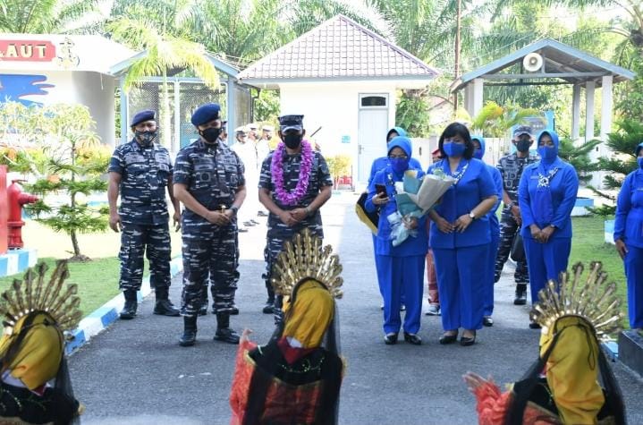 Aspotmar Koarmada RI Laksma TNI Bram Rusman Namin, CHRMP beserta Ibu kunjungi Mako Lanal Tanjung Balai Asahan.