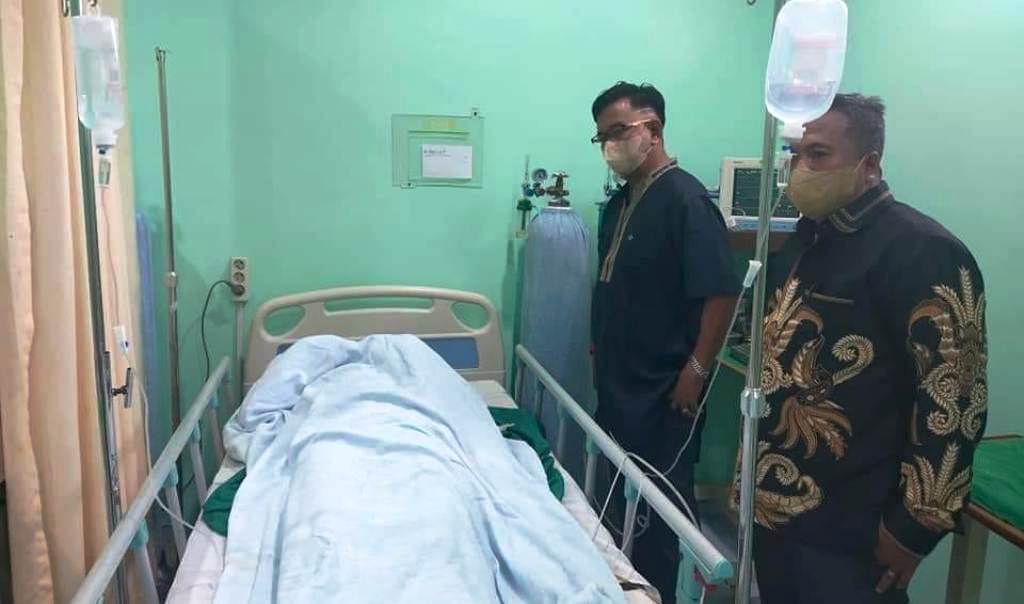 Korban penjaga gudang perabot bernama M Yusuf Damanik (65), saat menjalani perawatan di rumah sakit.