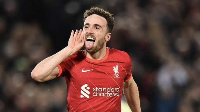 Kostas Tsimikas mengirim umpan silang ke kotak penalti yang disambar Jota. Liverpool memimpin 1-0.