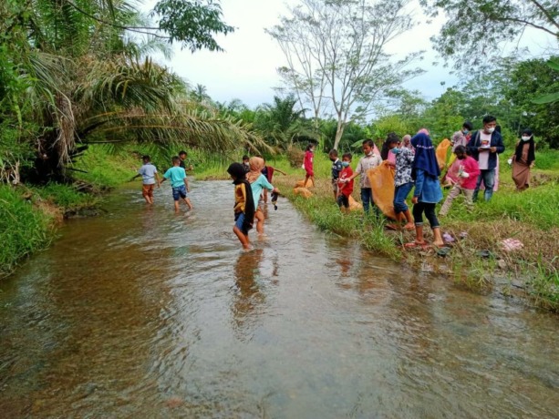 Sejumlah anak sekolah terlihat asyik memungut sampah yang tersebar di bantaran Sungai Kukam, Desa Pasar VI Kwala Mencirim, Kecamatan Sei Bingai, Kabupaten Langkat, Selasa (22/3/2022).