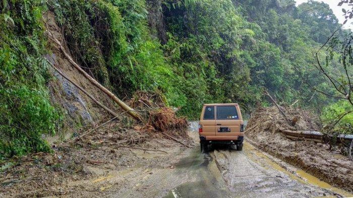 Sempat tertutup longsor, ruas jalan Medan-Aceh Singkil di Pakpak Bharat sudah bisa dilintasi.