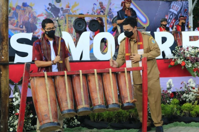 Menparekraf Sandiaga Uno memukul gondang saat melaunching event Horas Samosir Fiesta, di Samosir, Selasa (22/3/2022).
