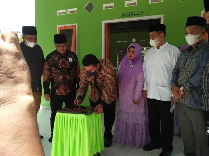 Foto: Bupati Labura Hendriyanto Sitorus SE MM meneken prasasti peresmian Mushollah Al-Firdaus.
