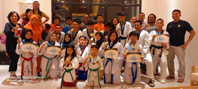 Atlet Taekwondo Simalungun bersama pelatih dan pengurus Pemkab TI Simalungun.