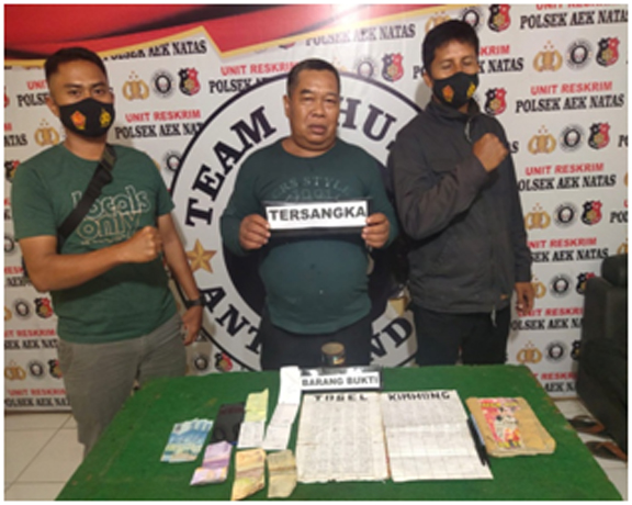 Tersangka jurtul togel, S alias Yono, saat diamankan di Polsek Aek Natas, Labura.