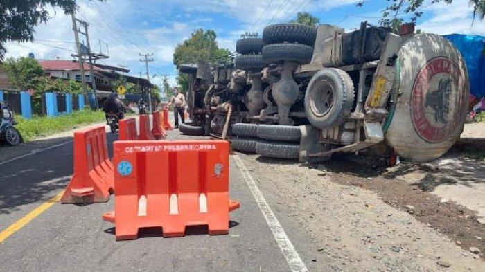 Foto: Truk pengangkut semen yang terbalik di jalan antara Penyabungan dan Mandailing Natal.