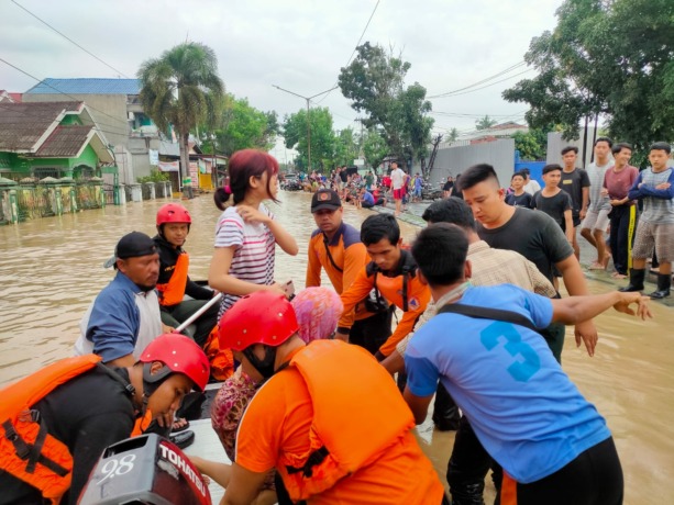 Ribuan rumah di Kecamatan Medan Labuhan terendam banjir, akibat luapan sungai Deli yang tidak mampu menampung tingginya debit air ketika hujan deras turun.