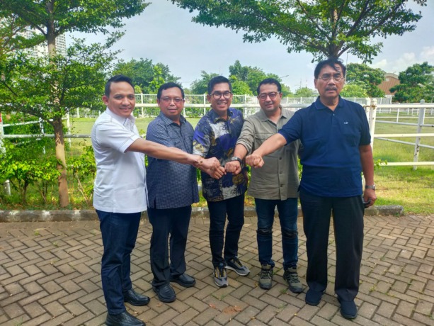 Lokot Nasution (tengah) diapit Sekjend DPP Partai Demokrat Teuku Riefky Harsya, Kepala BPOKK Herman Khaeron serta Armyn Simatupang dan Tondi Roni Tua.