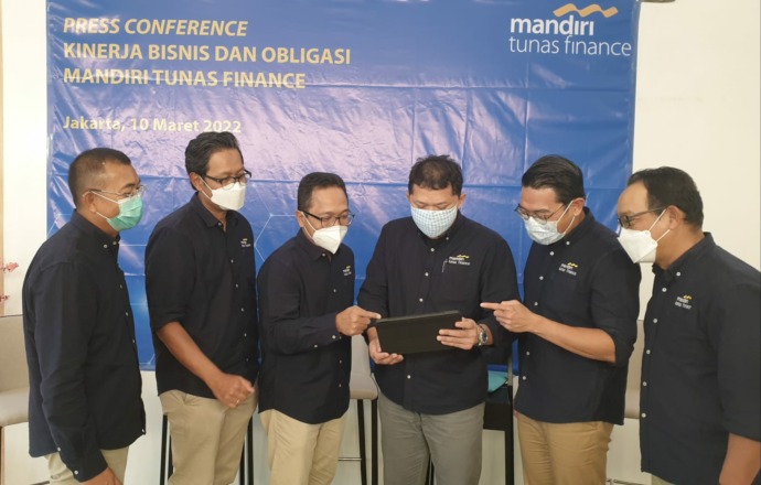 Direktur Keuangan Mandiri Tunas Finance, R. Eryawan Nurhariadi (tengah) dan para staf saat Press Conference “Penerbitan Obligasi & Kinerja Mandiri Tunas Finance Tahun 2021” lewat zoom meeting, Kamis (10/3/2022).