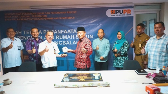 Plt  Wali Kota Tanjungbalai, H Waris Thalib, menerima bantuan satu blok rusun dari Kementerian PUPR melalui Dirjen BP2P Sumatera II, Rusli, di Kantor BP2P Sumatera II, Jalan Suluh, Medan, Selasa (23/3/2022).