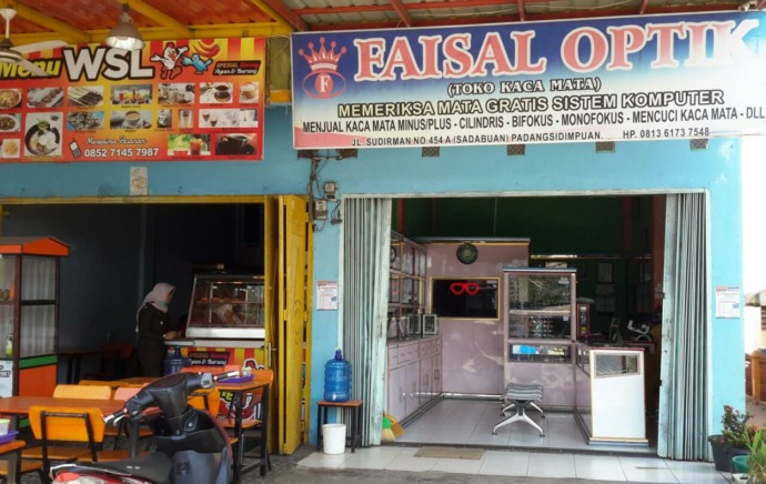 Toko kacamata Faisal Optik di Jalan Sudirman No. 454 Sadabuan, Padang Sidempuan.