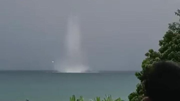 Tangkapan layar video puting beliung di Danau Toba.