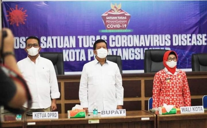 Bupati Simalungun Radiapoh Hasiholan Sinaga dan Plt Wali Kota Pematangsiantar Susanti Dewayani saat rakor dalam rangka membahas teknik rekayasa lalu-lintas menjelang Hari Raya Idul Fitri 1443 H, di Ruang Data Kantor Wali Kota Pematangsiantar, Kamis (28/5/