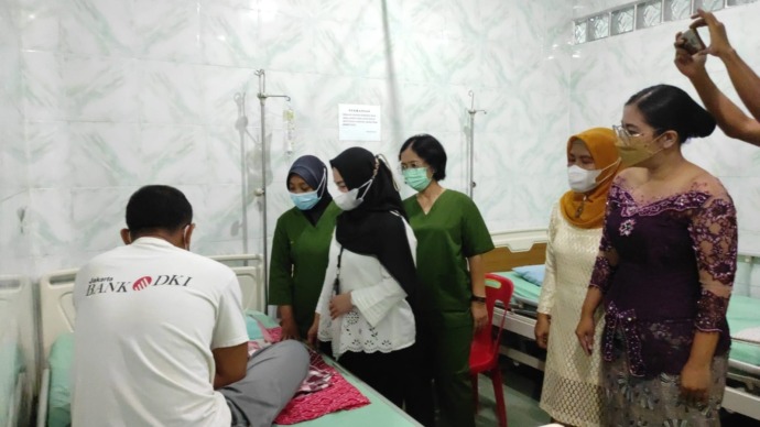 Direktur RS Tiara Kasih Sejati Pematangsiantar, dr Jenny Hastita didampingi Kepala Perawat Lilis Tambunan, staf HRD Suri Windi Rahayu, dan Nasiha Daely, memberikan pelayanan kepada pasien dengan mengenakan kebaya saat peringatan Hari Kartini, Kamis (21/4