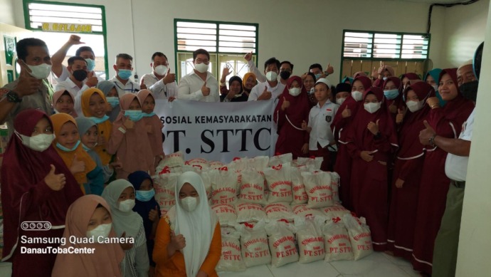 Direktur muda PT STTC, Alvin Bingei bersama anak-anak Panti Asuhan Putri Aisyiyah. (f: metro/ist)