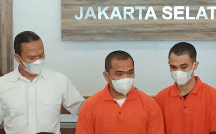 Putra Siregar dan Rico Valentino di Polres Metro Jakarta Selatan, Rabu (13/4). Foto: Firda Junita/JPNN)