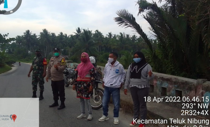 Personil Polsek Teluk Nibung beserta Kepling dan BABINSA TNI photo bersama usai melakukan patroli Asmara Subuh.