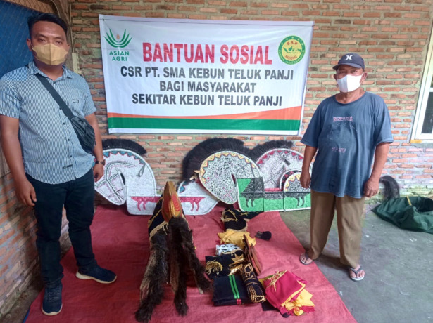 Humas PT Supra Matra Abadi, Kebun Teluk Panji, Linus S Sianipar saat memberikan bantuan set kostum dan peralatan kepada kelompok Jaran Kepang Mitrosatoto , Rabu, 30 Maret 2022.