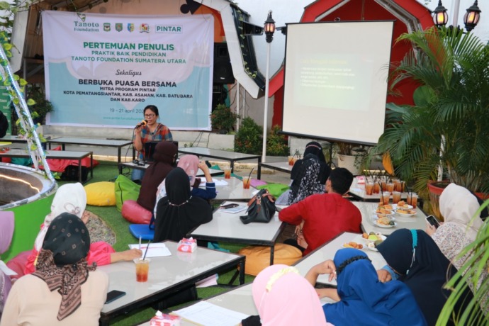 Tanoto Foundation mengundang 40 guru SD dan SMP di Asahan untuk belajar tips menulis praktik baik pendidikan, di Kisaran, Selasa (19/4/2022).