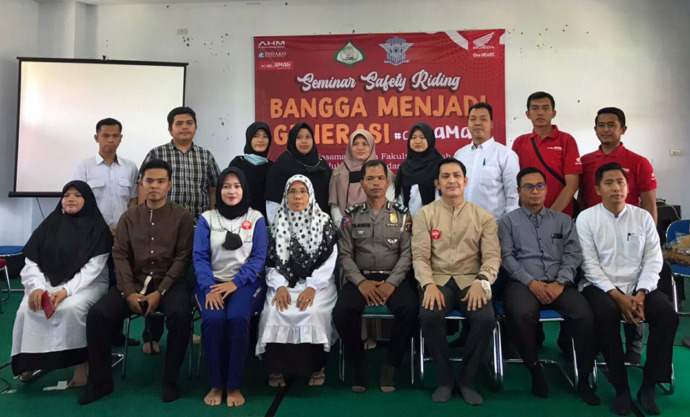 Foto: Irsyad Lubis/Metro Tabagsel Dealer Honda di tabagsel bekerjasama PT. Indako Trading Coy Medan, meggelar seminar safety riding kepada mahasiswa di aula Fakultas Syariah dan Ilmu Hukum IAIN Psp, Selasa 12/4/2022).