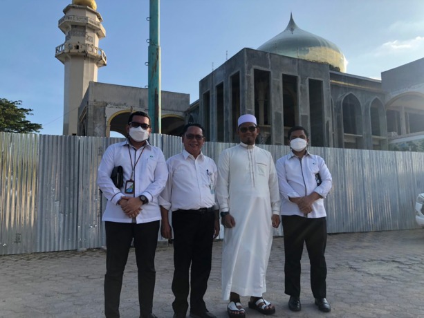 Foto: Ustadz Asrul Anwar Dalimunthe bersama Kepala BPJS Ketenagakerjaan Sanco Simanullang.