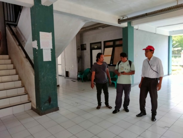 Foto: Perdana/Metro Asahan Kepala UPT Rusunawa bersama warga menunjukkan lokasi foto yang viral terkait penampakan sosok misterius.