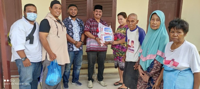 Penyerahan bantuan dari PWI Tanjungbalai kepada kaum lansia.