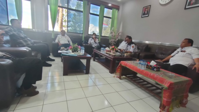 LAN Toba saat melakukan kunjungan audensi dengan Ketua DPRD Toba Efendi Napitupulu.