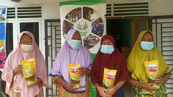 Bantuan minyak goreng dari Asian Agri didistribusikan bagi warga kurang mampu di  43 desa seputaran area operasional perusahaan. 