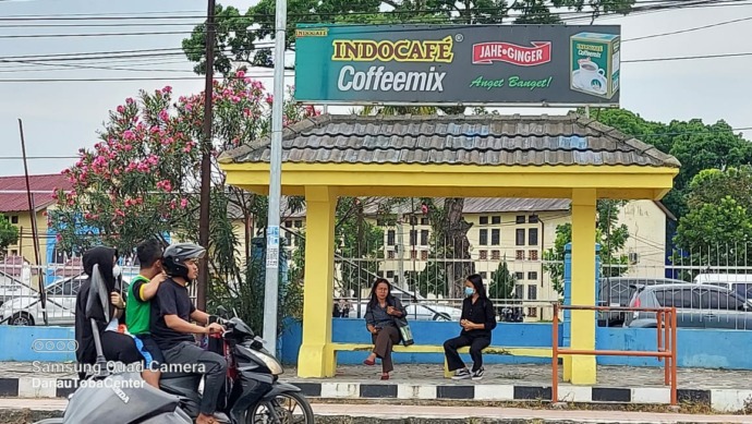 Halte Indocafe Coffemix grup PT STTC, di depan Universitas HKBP Nommensen Pematangsiantar.