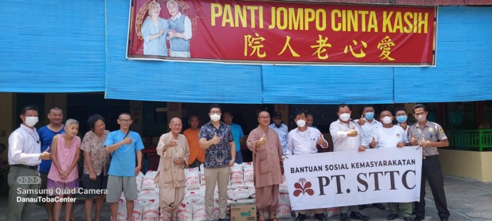 Direktur PT. STTC, Alvin Bingei Purba Siboro menyerahkan bantuan secara simbolis kepada Pimpinan Vihara Avalokitesvara Hong San See Temple Tebing Tinggi.