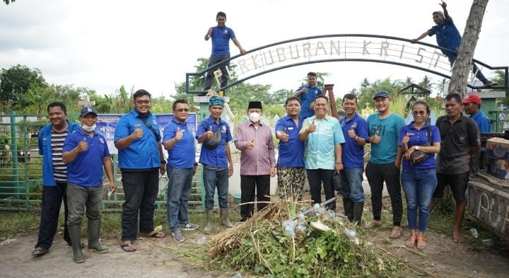 Keluarga besar GAMKI Kota Tanjungbalai berfoto bersama usai melaksanakan bergotong royong pembersihan Pekuburan Kristen Tekap (Foto: Muhammad Gani /Metro Asahan).