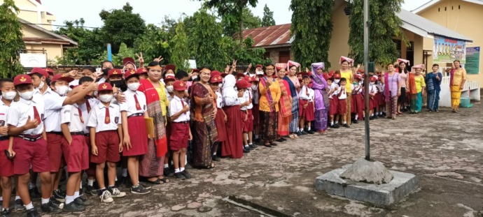 Foto: Perayaan Hari Kartini di SD Negeri 12142 Pematangsiantar, Kamis (21/4/2022), dipimpin Kepala Sekolah SDN 121142, Rungguan Siregar.