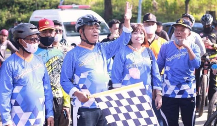 Bupati Simalungun Radiapoh Hasiholan Sinaga saat melepas peserta Fun Bike, di Pinus Hills Kecamatan Dolok Pardamean, Sabtu (21/5/22) pagi.
