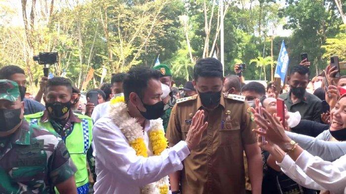 Wali Kota Medan Bobby Nasution bersama Raffi Ahmad di Medan Zoo.