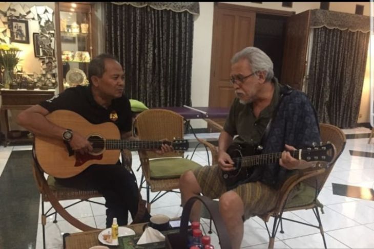 Foto: Musisi Legendaris Iwan Fals (kanan) dan sahabat akrab nya Raja Pane (kiri) pencipta lirik lagu Sipirok.