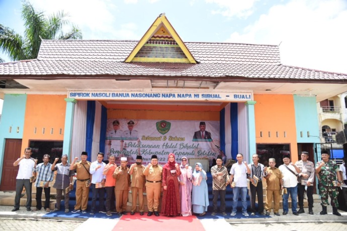 Foto: Bupati Tapsel H Dolly P Pasaribu berfoto bersama usai halal bi halal dengan camat dan masyarakat zona I.