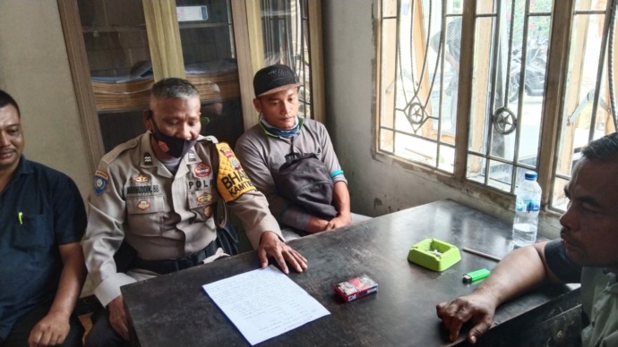 Bhabinkamtibmas Polsek Air Joman Polres Asahan Aiptu Mahmuddin melaksanakan kegiatan Problem Solving. (Foto: Muhammad Gani/Metro Asahan).