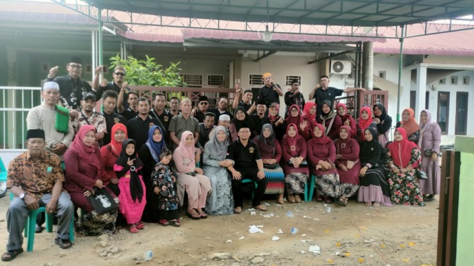 Pengurus dan anggota Komunitas Jawa Labuhanbatu berfoto bersama.