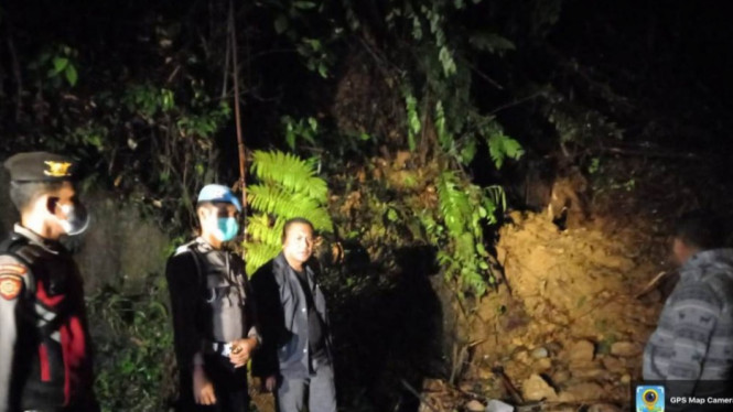 Kawasan batu Lobang Tapanuli Tengah tertimbun batu dan pohon tumbang.