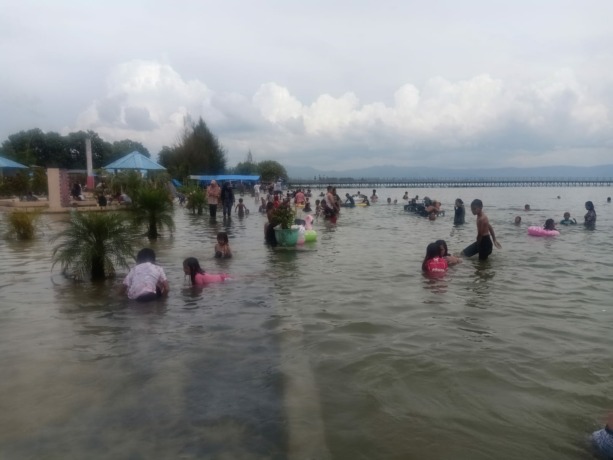 Ribuan pengunjung memadati obyek wisata Pasir Putih.