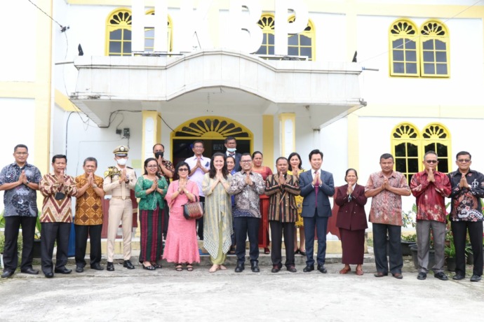 Bupati Toba Poltak Sitorus Foto bersama seusai ibadah di Lumbanjulu.