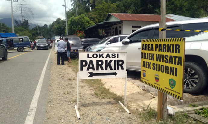 Parkir di Aek Sijorni-Tapsel.