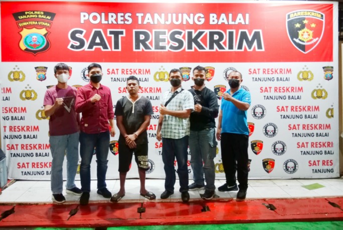 Tersangka saat diamankan di Polres Tanjungbalai.
